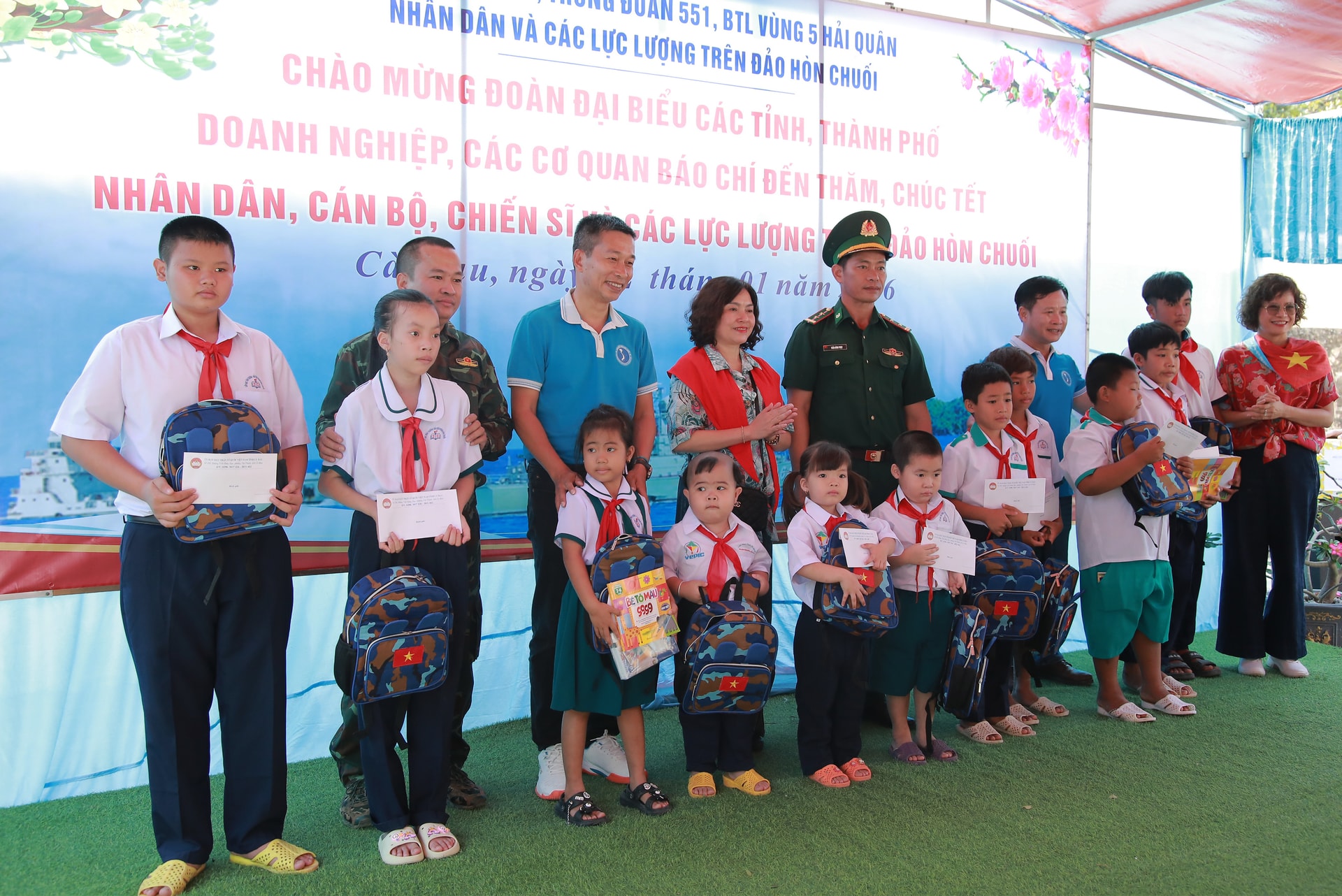 Đại diện các đơn vị tặng quà cho học sinh trên đa
