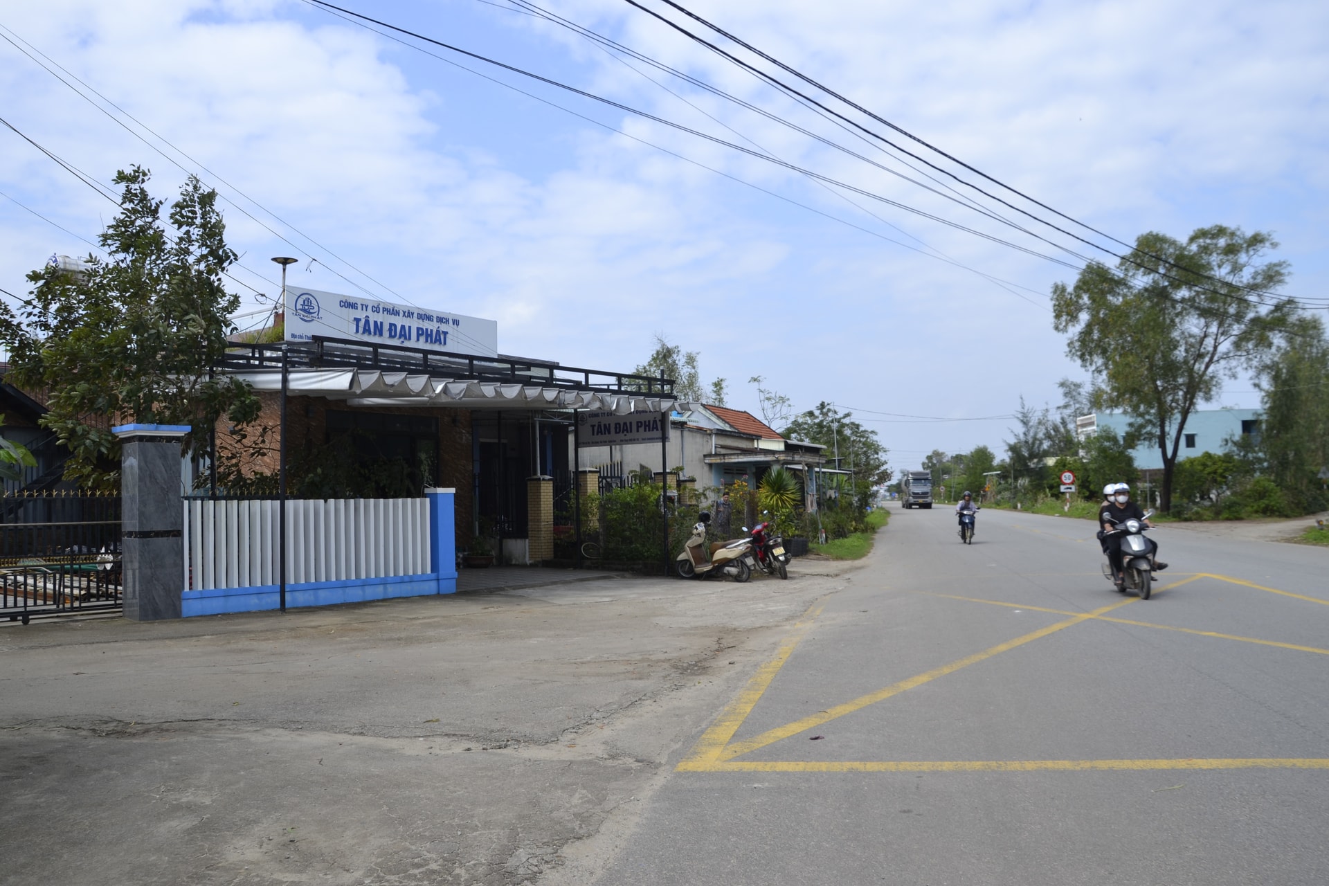The right-hand side of the final section of the route through An Tay village (Nui Thanh commune) has not yet been cleared. Photo: CONG TU