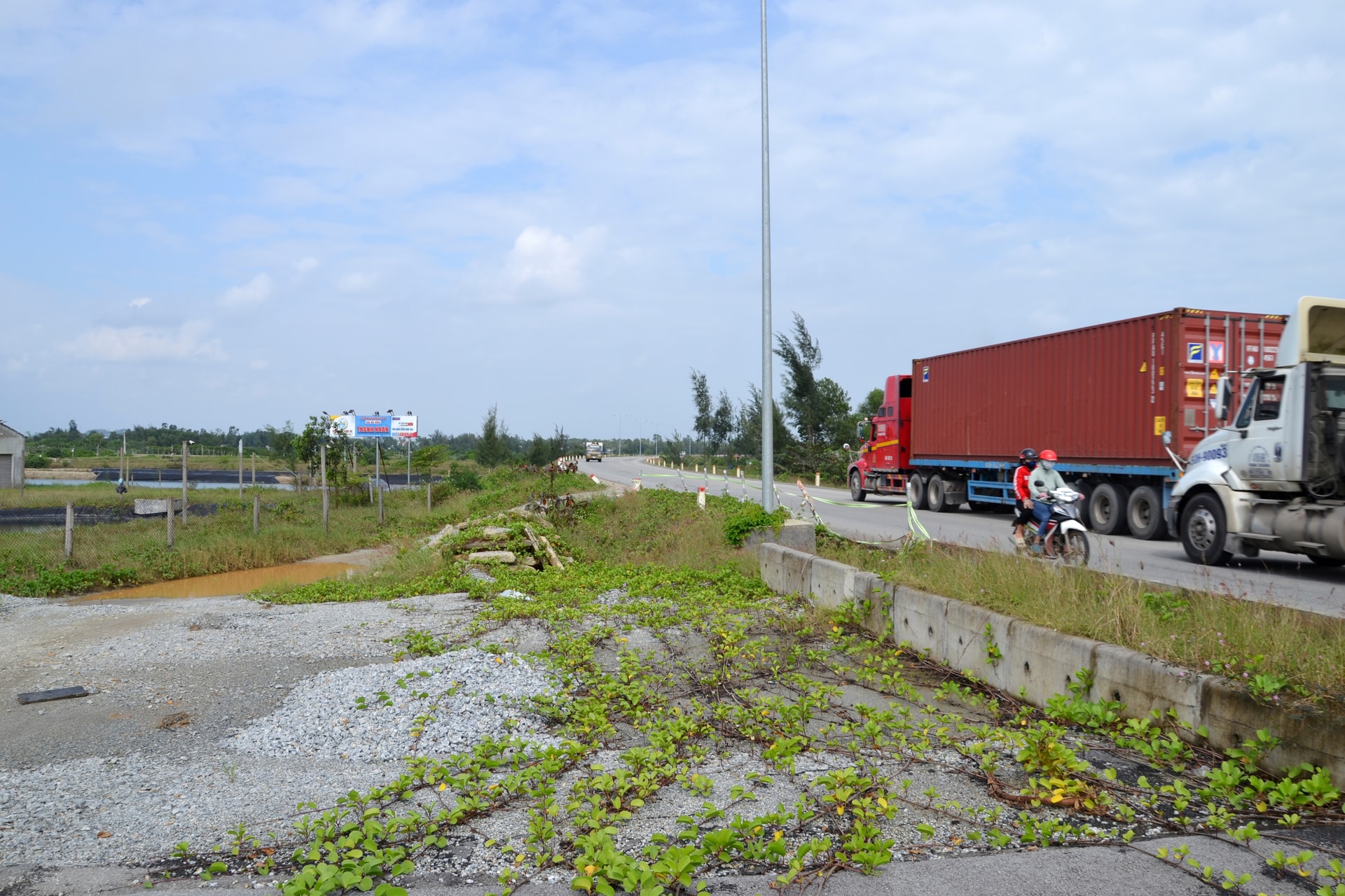 The section near the northern abutment of the Tam Hiep bridge extending to the intersection with Highway 2.NT is obstructed by land used for aquaculture, specifically shrimp farming. Photo: CONG TU