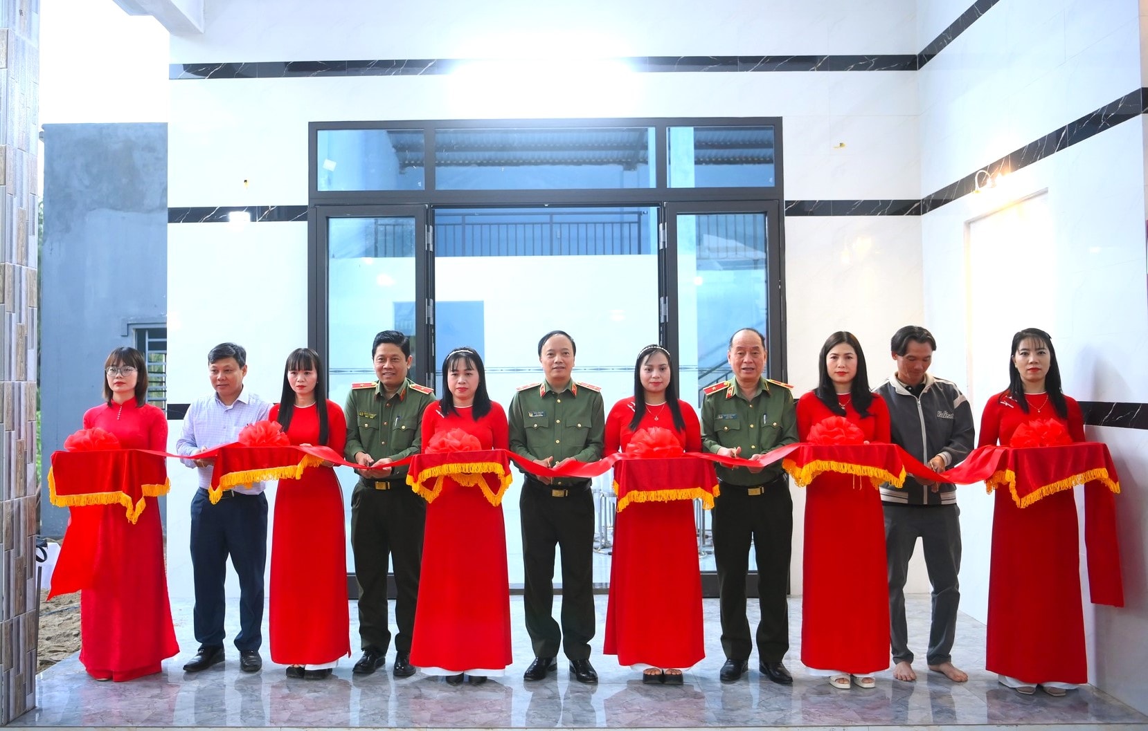 cắt băng nhà nguyễn định