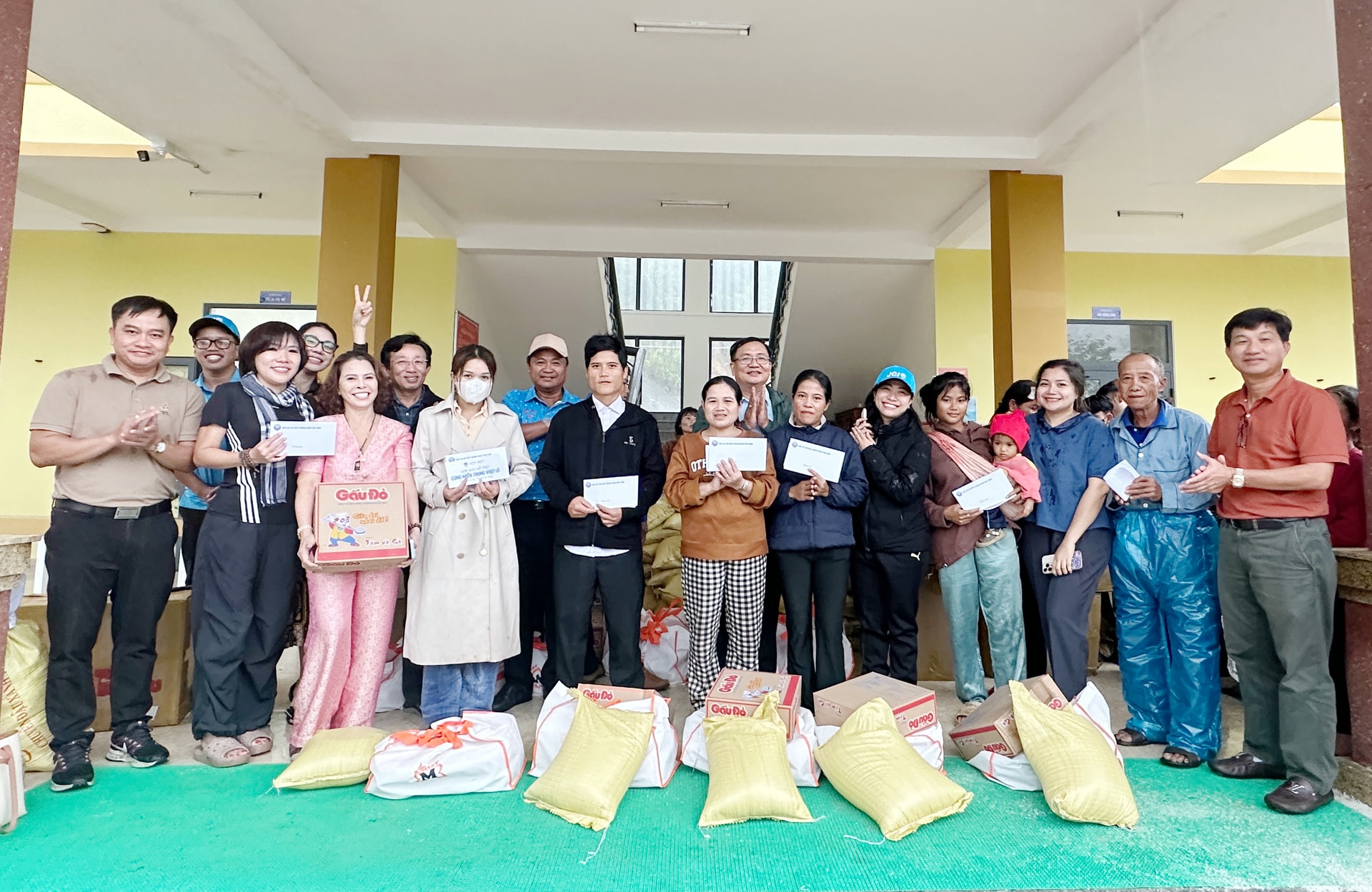 Đại diện Ban chấp hành HĐH Thành phố Đà Nẵng tại Thành phố Hồ Chí Minh trao quà cho người dân xã Trà Tập trong lúc thiên tai