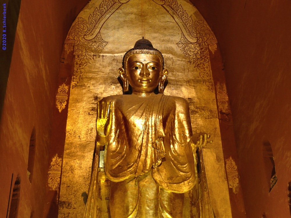 Tượng Phật Câu Na Hàm bằng vàng ròng tại chùa Ananda, Myanmar