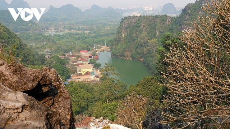 Toàn cảnh khu di tích chùa Bảo Đài - động Tuyết Sơn nhìn từ xa với núi non và đồng lúa.