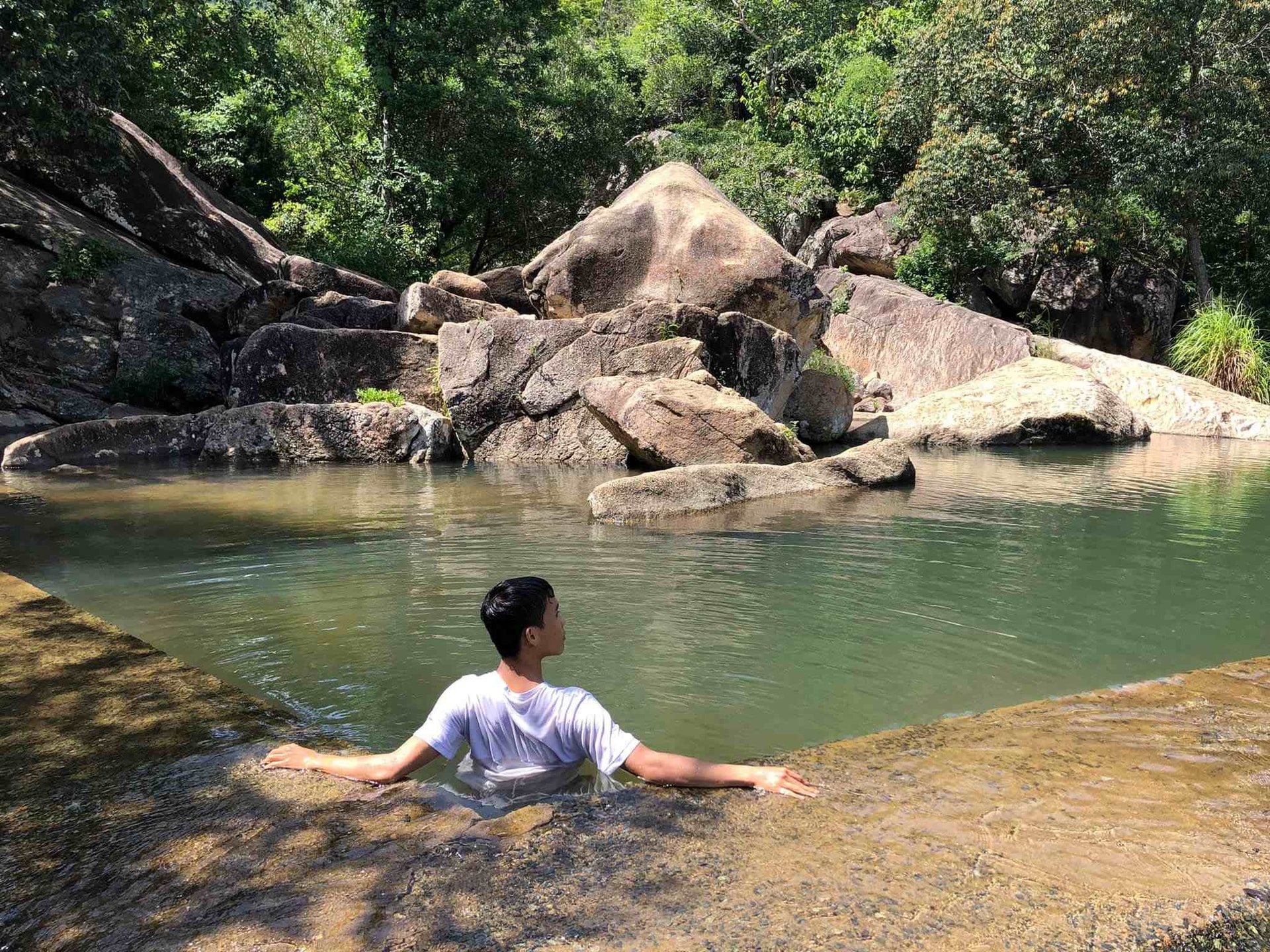 Chụp ảnh check-in tại suối Lạnh