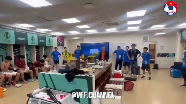 Chủ tịch VFF Trần Quốc Tuấn chúc mừng và động viên U23 Việt Nam sau chiến thắng