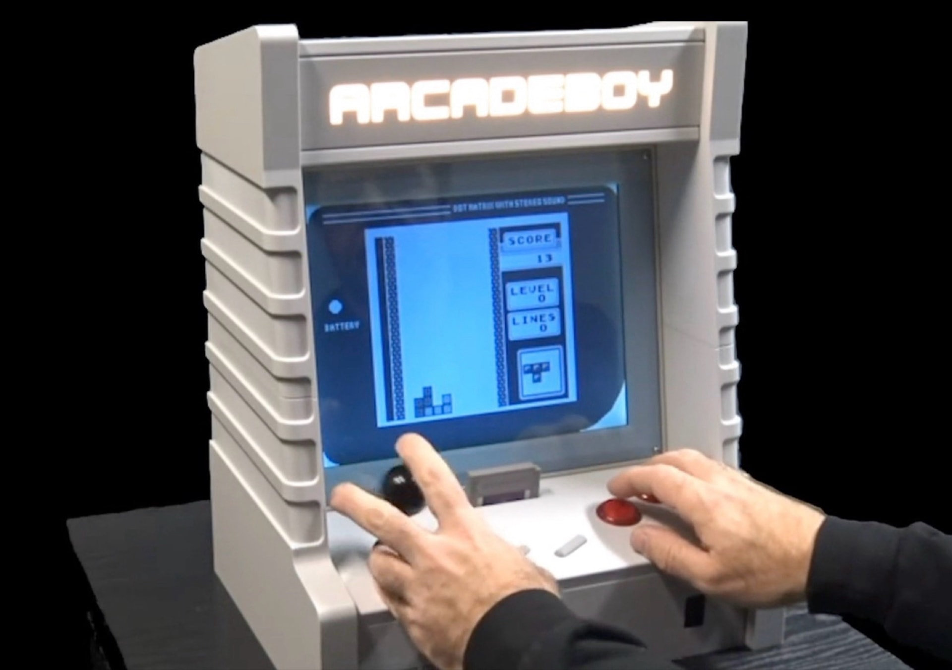 Arcadeboy biến Game Boy thành máy arcade với màn hình 12 inch