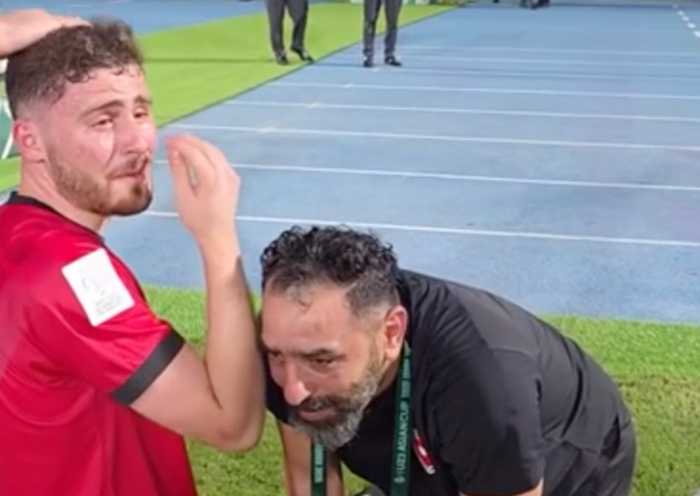 Ban huấn luyện và cầu thủ U23 Jordan bật khóc khi U23 Việt Nam loại U23 Saudi Arabia. Ảnh: AFC
