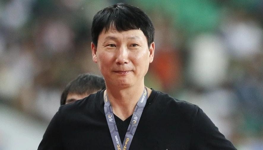 Huấn luyện viên Kim Sang-sik chỉ đạo các học trò trong trận đấu quyết định ngôi đầu bảng A.