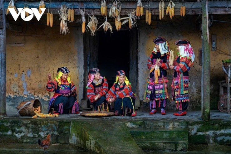 Nếp nhà trình tường cổ kính với mái ngói âm dương tại bản Lô Lô Chải.