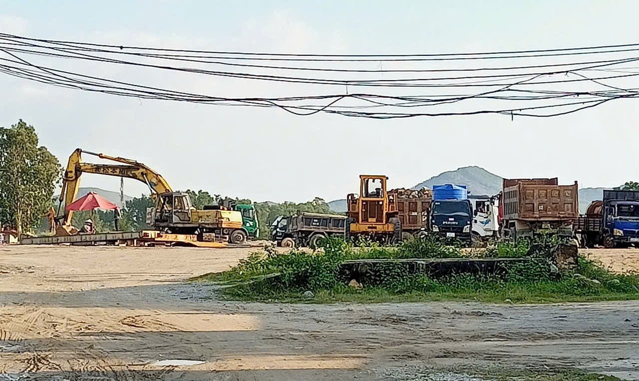 Khu vực khai thác khoáng sản. Ảnh VĂN PHIN