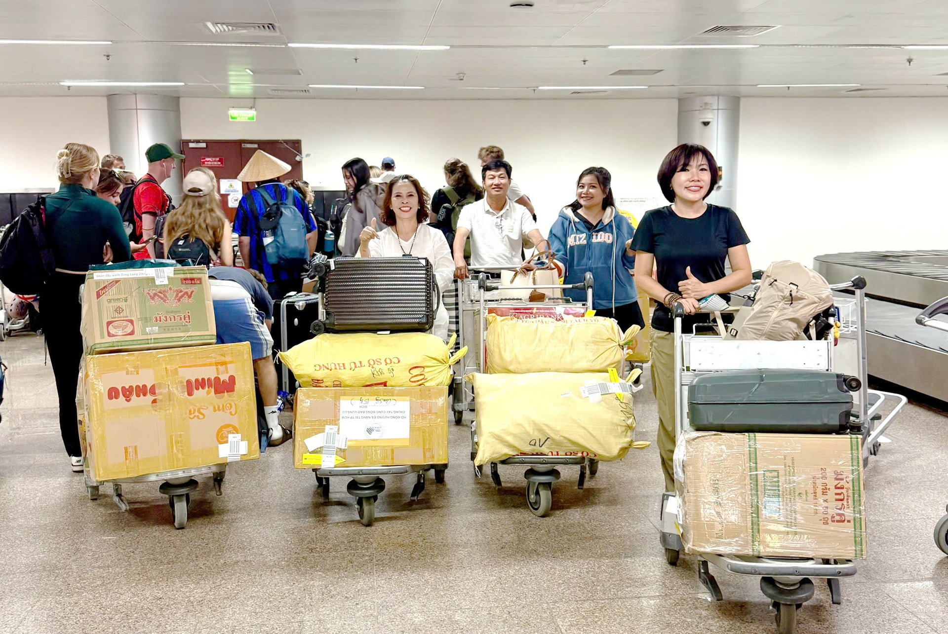 Những chuyến hàng cứu trợ khẩn cấp được đồng hương tại Thành phố Hồ Chí Minh vận chuyển về quê nhà bằng đường hàng không