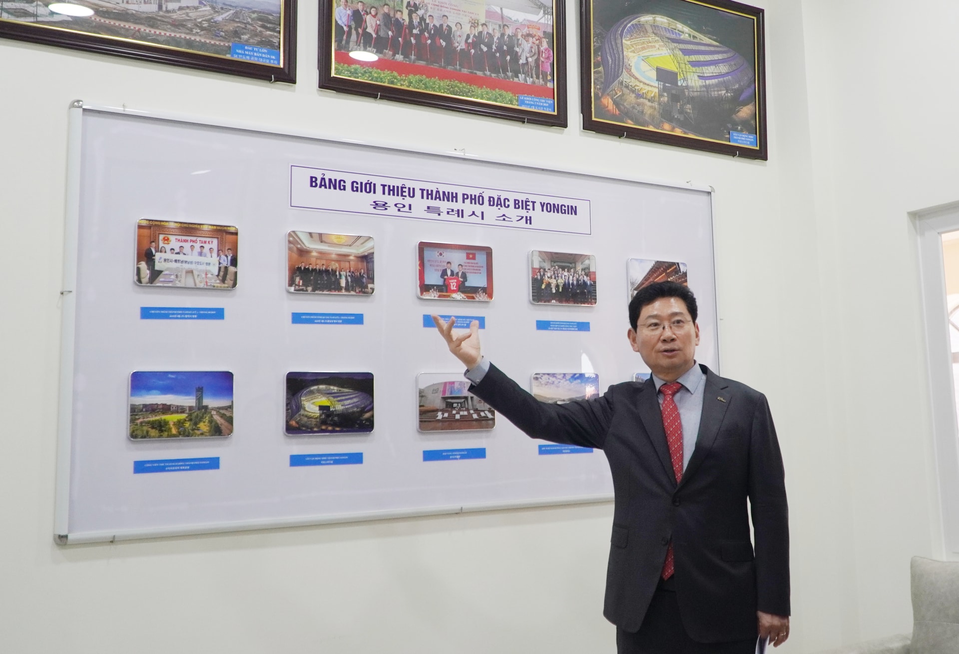 Il signor Lee Sang-il, sindaco della città speciale di Yongin, illustra i punti di forza della località che possono essere sfruttati per la cooperazione con Da Nang. Foto scattata il 13 gennaio 2026.