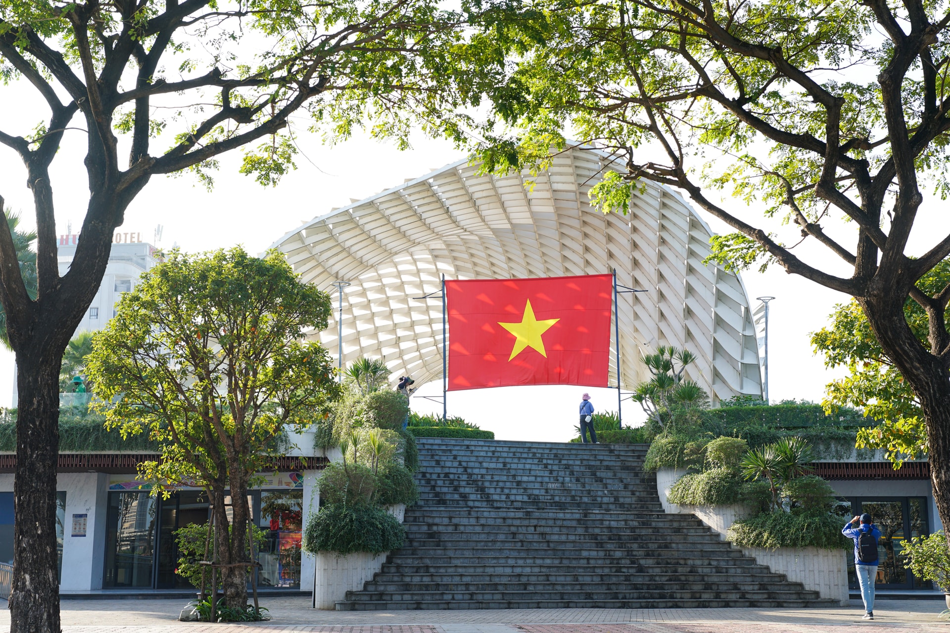 Cờ đỏ sao vàng kích thước lớn chào mừng đại hội tại kCông viên APEC (phường Hải Châu). Ảnh: XUÂN SƠN