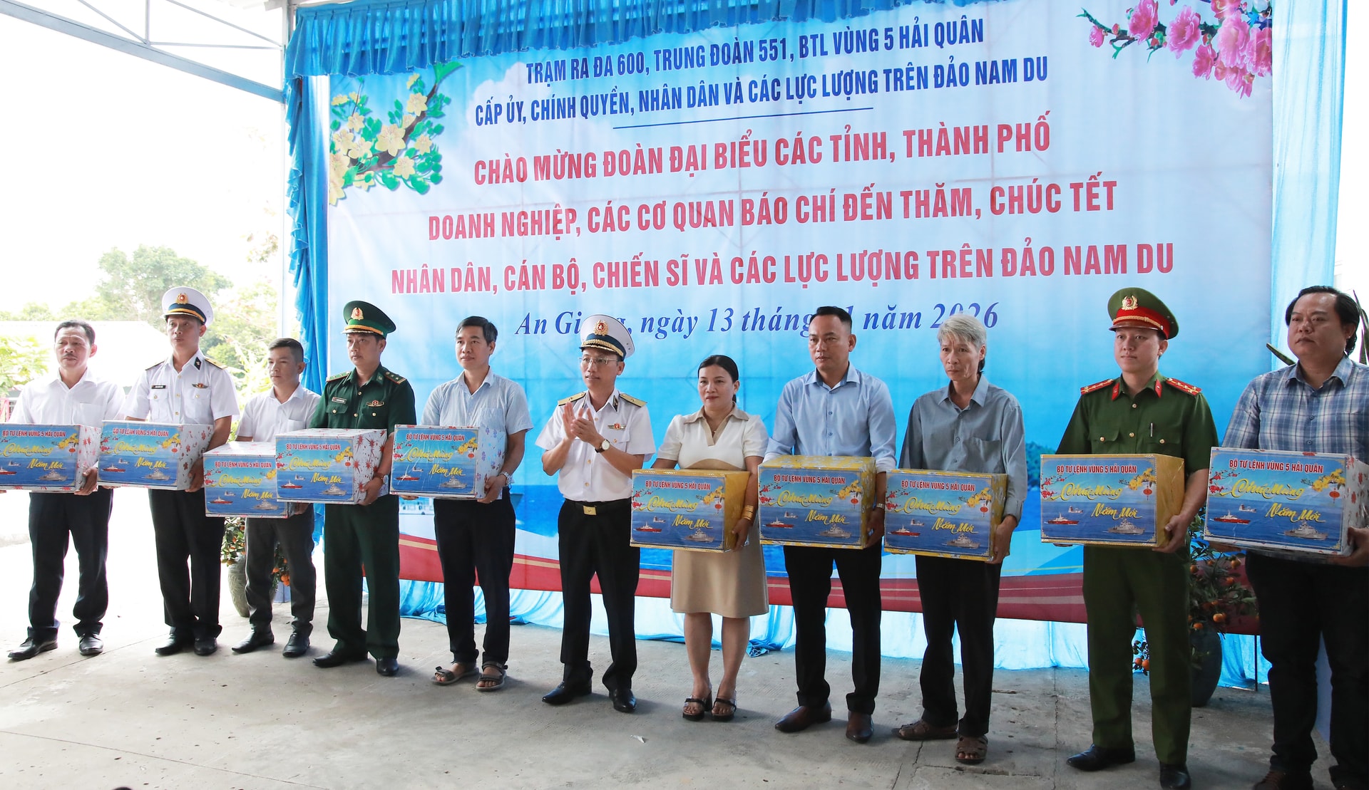 TANG QUA NAM DU