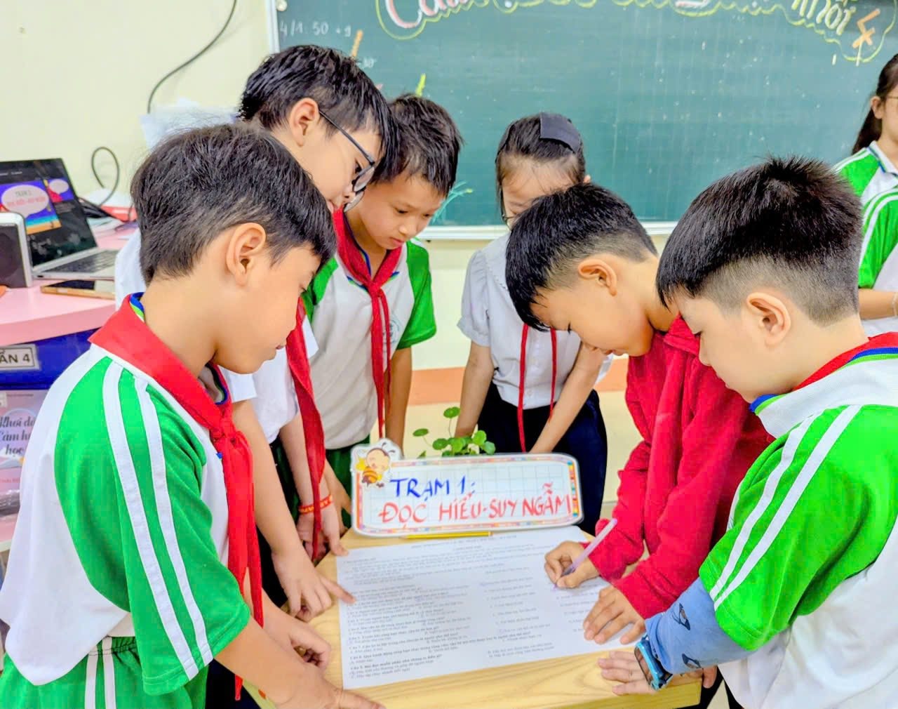 TH Hùng Vương - tiếng Việt