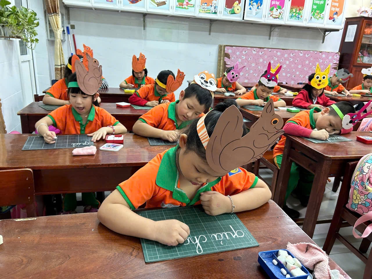 Học sinh khối lớp 1, Trường Tiểu học Lê Lai hào hứng với chuỗi hoạt động của CLB tiếng Việt khối 1. Ảnh: THU HÀ.