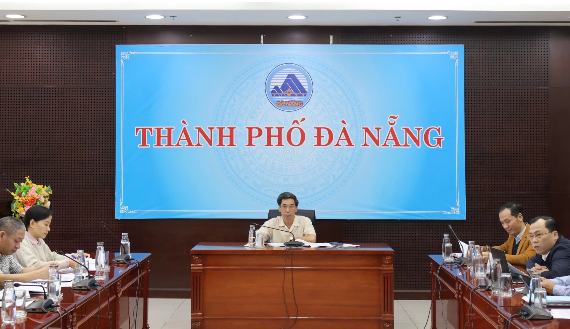 市人民委員会副委員長のトラン・チー・クオン氏が会議の議長を務めた。写真：MAI QUE