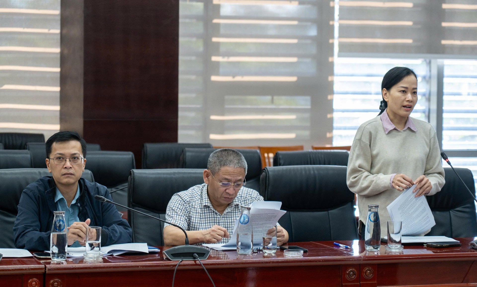 市商工局のド・ティ・クイン・トラム副局長が会議で報告する。写真：MAI QUE