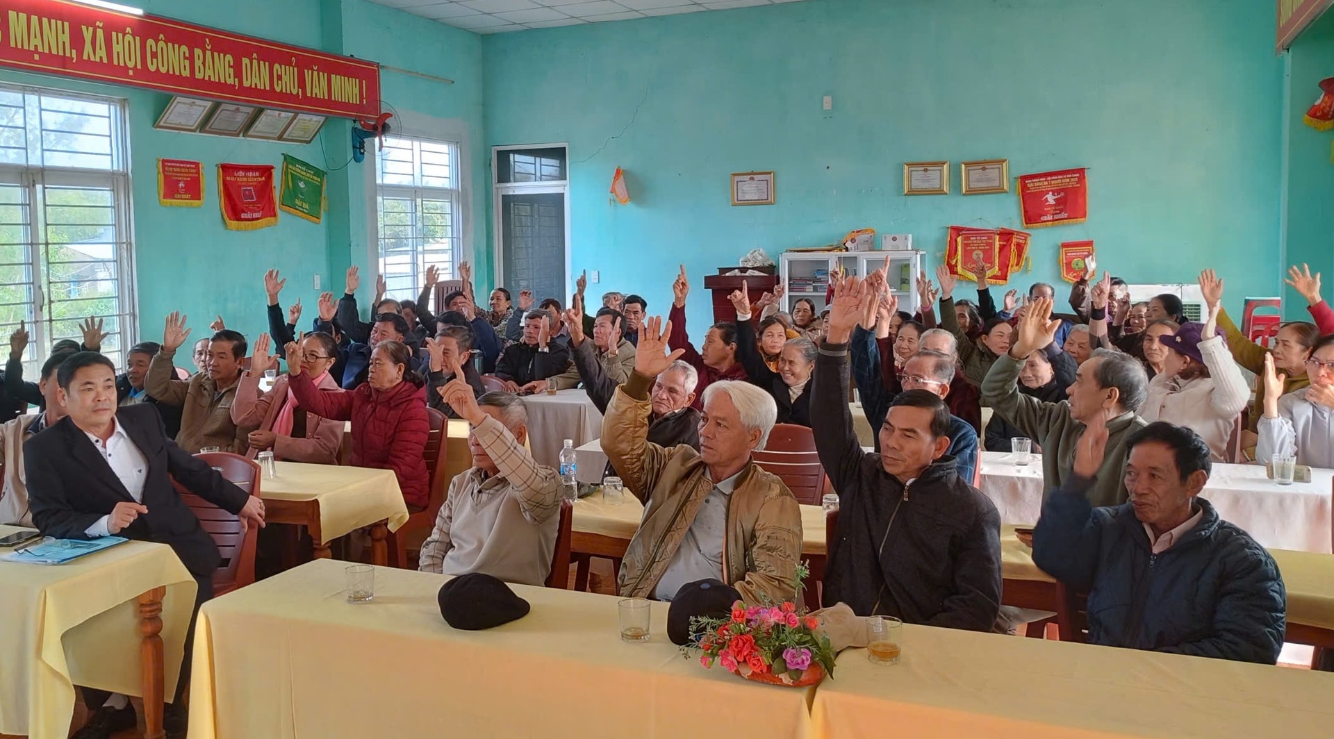 Cử tri khối phố Hòa Thượng biểu quyết thông qua danh sách đại biểu tham gia ứng cử HĐND phường Quảng Phú.