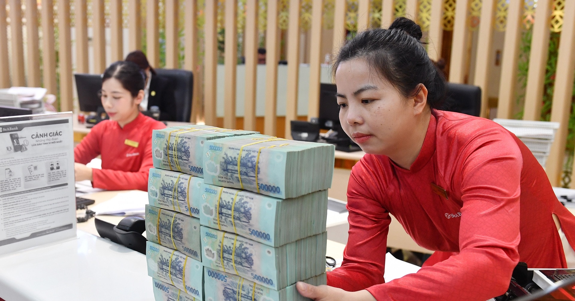 Lãi suất ngân hàng tăng cao trong năm 2026