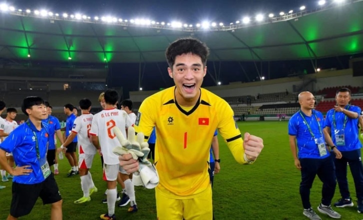 Thủ môn Trần Trung Kiên và các cầu thủ U23 Việt Nam ăn mừng chiến thắng tại VCK U23 châu Á.