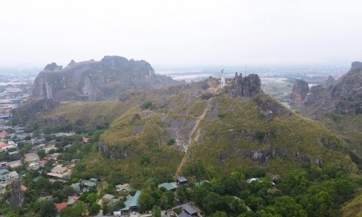 Hòn Vọng Phu là một cột đá cao khoảng 20 m, giống hình người phụ nữ ôm con