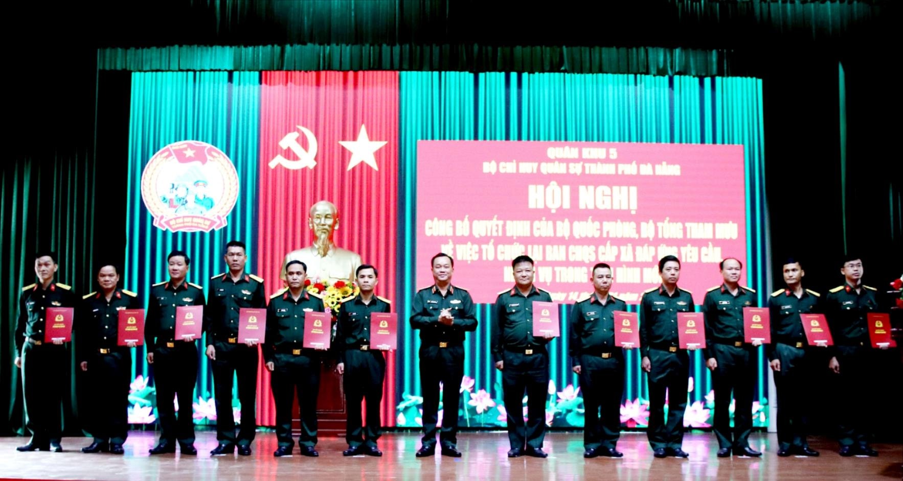 Thiếu tướng Trần Thanh Hải, Phó Tư lệnh Quân khu 5 (giữa) trao quyết định bổ nhiệm chức vụ chỉ huy trưởng ban chỉ huy quân sự xã, phường trên địa bàn thành phố Đà Nẵng tại hội nghị. Ảnh: TRỌNG HUY