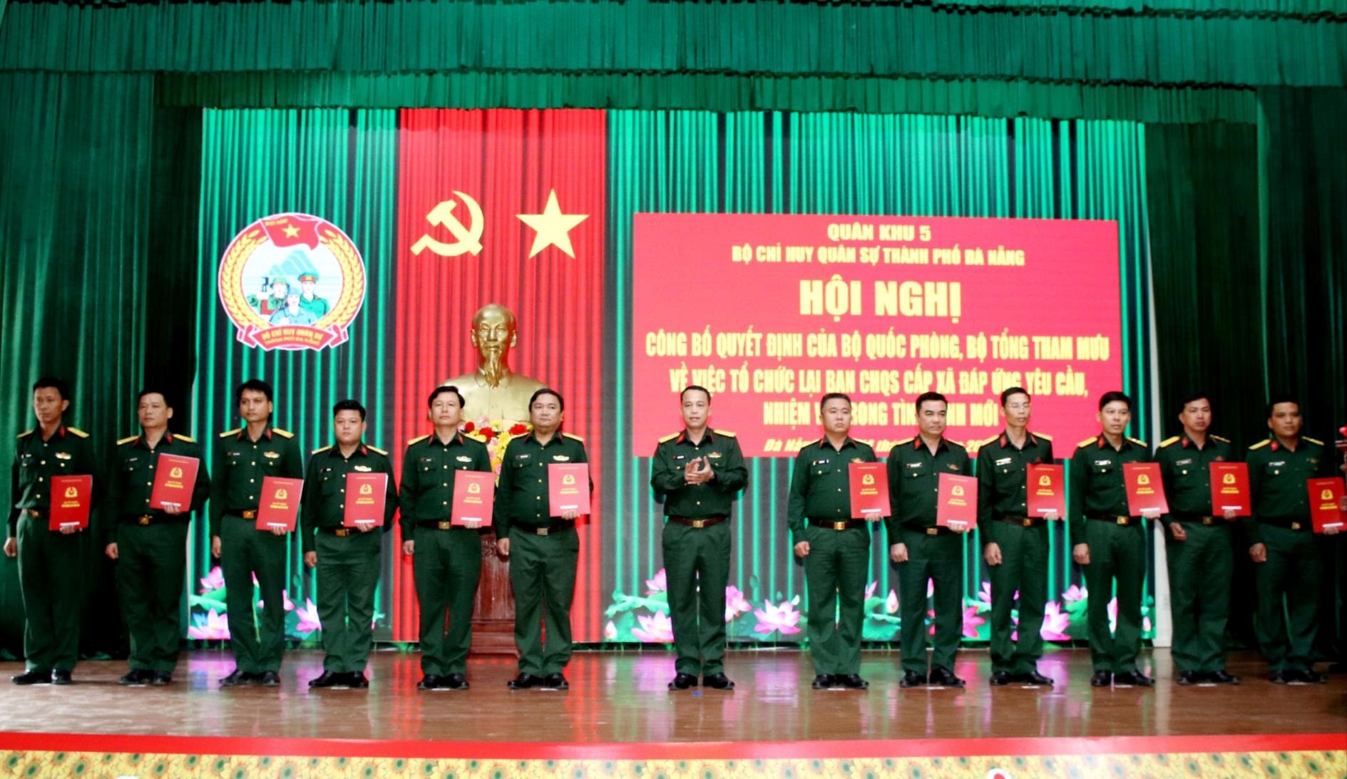 Đại tá Trần Hữu Ích trao quyết định bổ nhiệm chức vụ Chỉ huy trưởng Ban chỉ huy quân sự xã, phường trên địa bàn thành phố Đà Nẵng. Ảnh: TRỌNG HUY