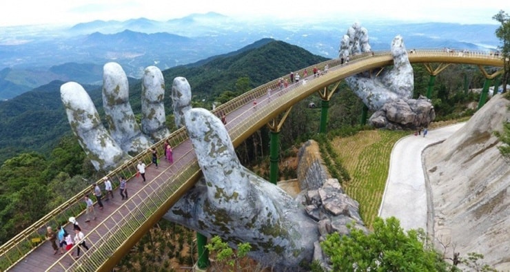 Cầu Vàng với thiết kế bàn tay rêu phong biểu tượng tại Bà Nà Hills, Đà Nẵng