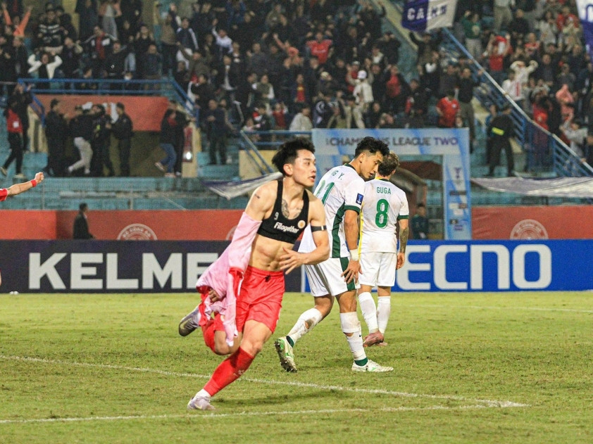 Đình Bắc ăn mừng bàn thắng quan trọng tại AFC Champions League Two