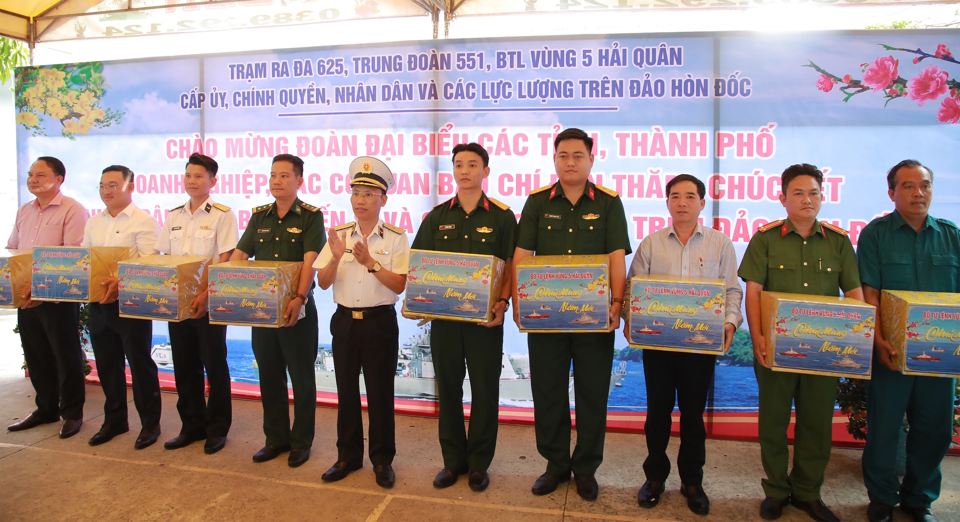 TANG QUA DAO HON DOC