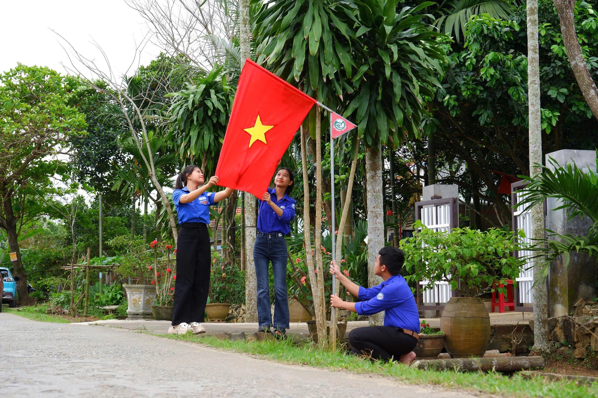 Đoàn viên xã Tây Hồ treo cờ Tổ quốc trên khắp các tuyến đường chào mừng Đại hội Đảng 09:3. Ảnh: HOÀNG ĐẠO 