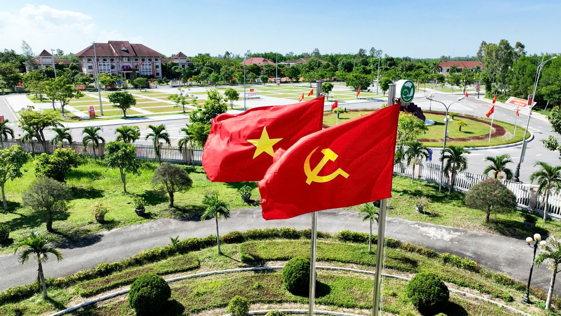 Rực rỡ màu cờ Tổ quốc và cờ Đảng tại Trung tâm Hành chính xã Chiên Đàn. Ảnh: HOÀNG 