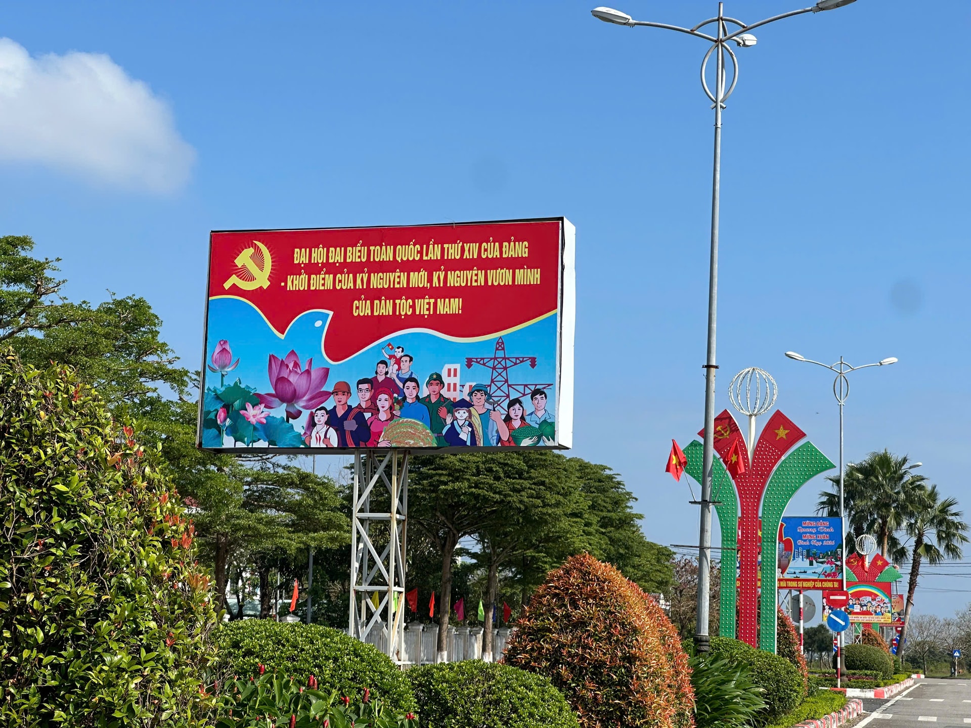 Tại trung tâm xã Núi Thành, nhiều pano, áp phích tuyên truyền Đại hội Đảng lần thứ XIV được trang trí kh đẹp mắt giúp nhân dân kịp thời nắm các thông tin về đại hội. Ảnh: CHÂU THẢO
