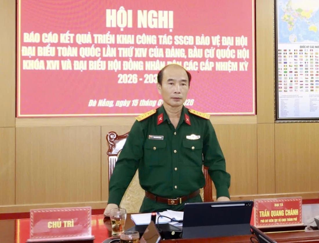 Đại tá Trần Quang Chánh, Phó Chỉ huy trưởng kiêm Tham mưu trưởng Bộ Chỉ huy Quân sự thành phố chủ trì hội nghị. Ảnh: MINH THY