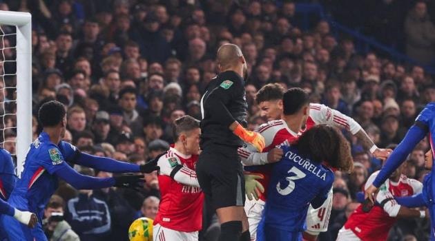 Ben White sớm ghi bàn mở tỷ số cho Arsenal trong trận gặp Chelsea.