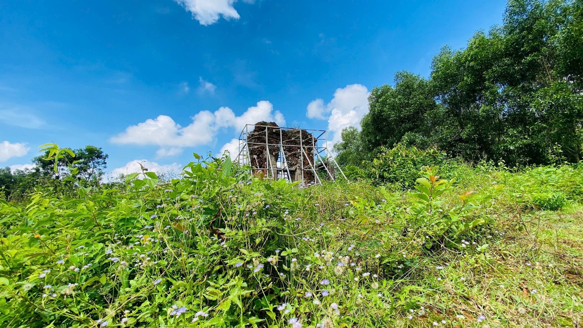 Tháp Sáng ở Phật viện Đồng Dương. Ảnh: QUỐC TUA