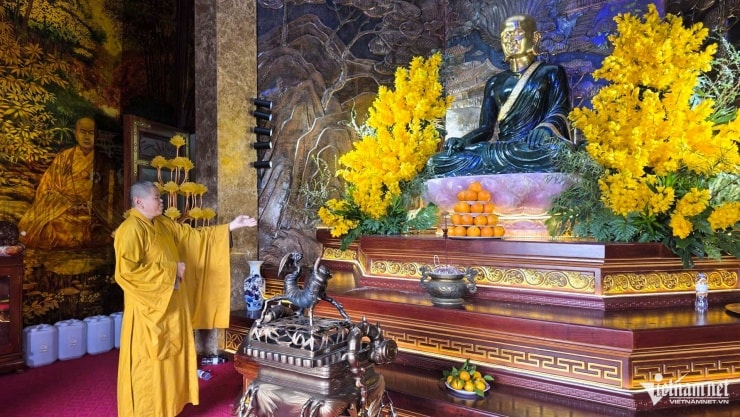 Thượng tọa Thích Thanh Anh chia sẻ về các hoạt động khóa tu và lớp học đạo đức tại chùa.