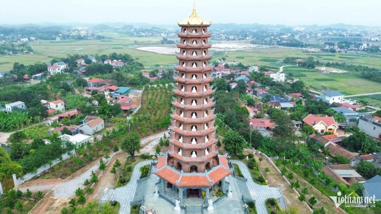 Chùa Phúc Sơn tọa lạc trên núi Phượng Hoàng, xã Tân Yên, tỉnh Bắc Ninh, được xây dựng từ thế kỷ XVII.