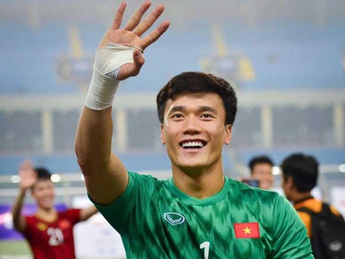 Bùi Tiến Dũng đối mặt với các cầu thủ Qatar trên chấm 11m.
