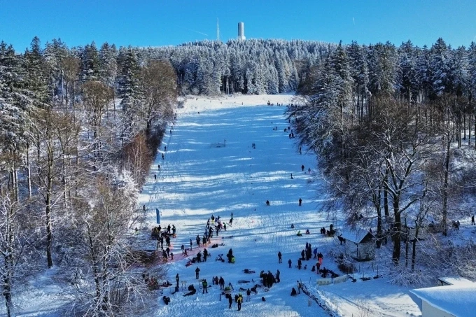 Du khách trượt tuyết trên đồi ở Oberreifenberg, gần Frankfurt, Đức