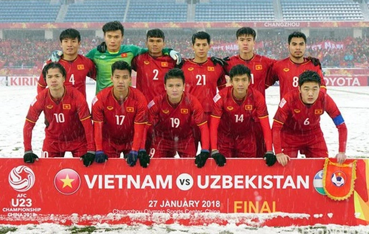 Bùi Tiến Dũng và các đồng đội ăn mừng chiến tích lịch sử.