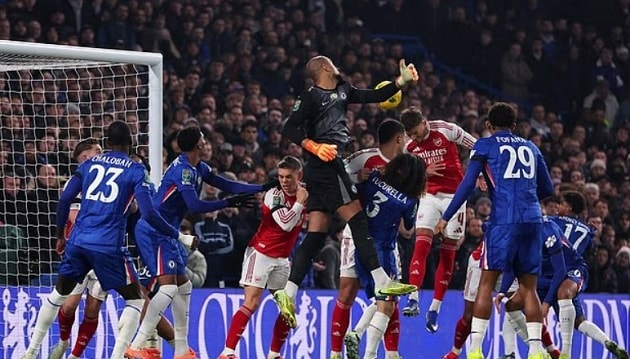 Hàng thủ Chelsea gặp khó trước các chân sút Arsenal