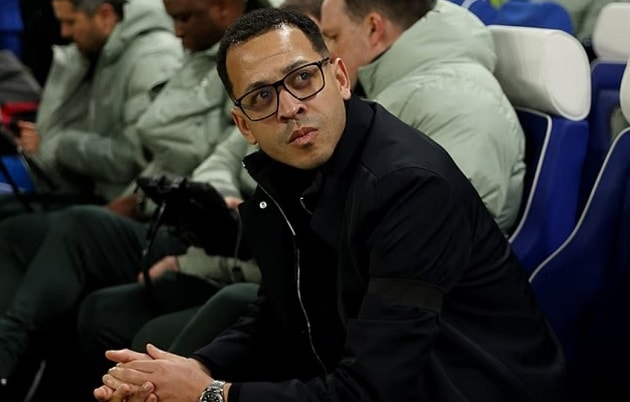 HLV Liam Rosenior trong trận đấu với Arsenal