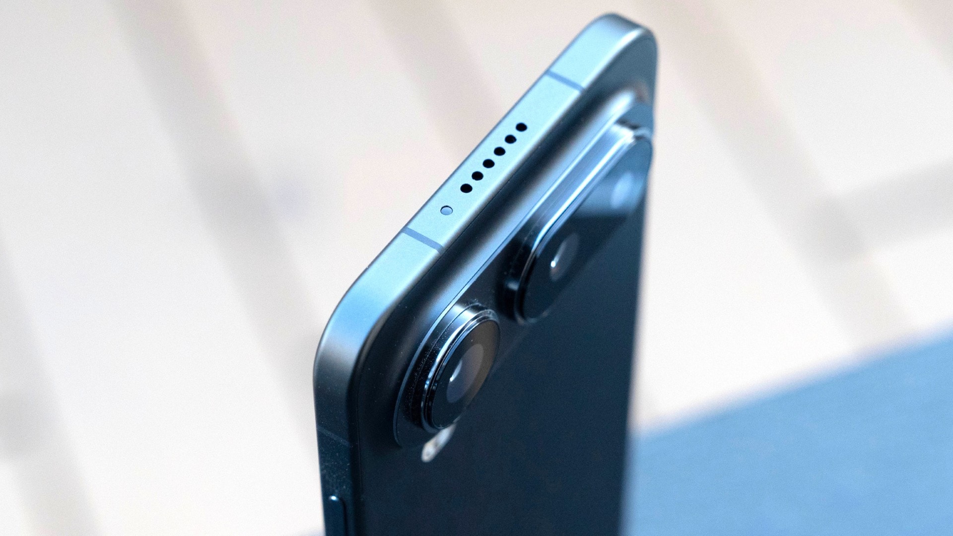 Honor promotes the Magic 8 Pro Air as a slim and compact smartphone with a flagship camera (Image source: Weibo)