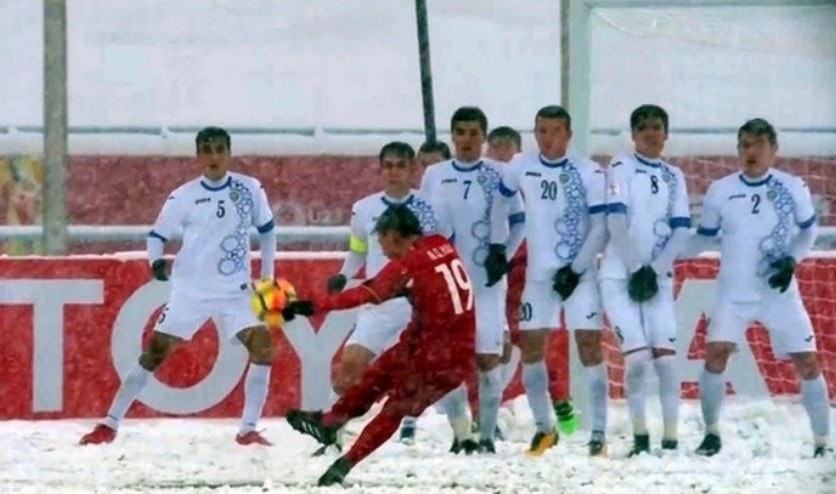 Nguyễn Quang Hải đã vẽ nên một đường cong tuyệt đẹp đưa bóng đi vào lưới U23 Uzbekistan, bàn thắng mà về sau còn được gọi với cái tên 'Cầu vồng trong tuyết'. Ảnh: AFC.