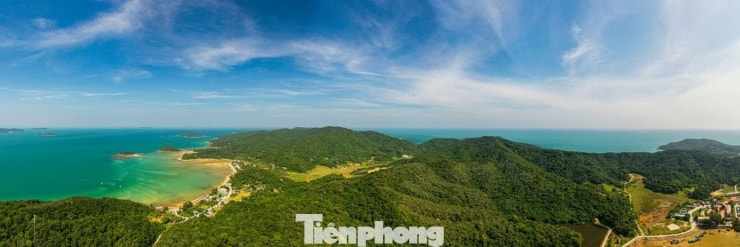 Hơn 70% diện tích đảo được rừng tự nhiên che phủ, tạo nên hệ sinh thái rừng - biển phong phú.
