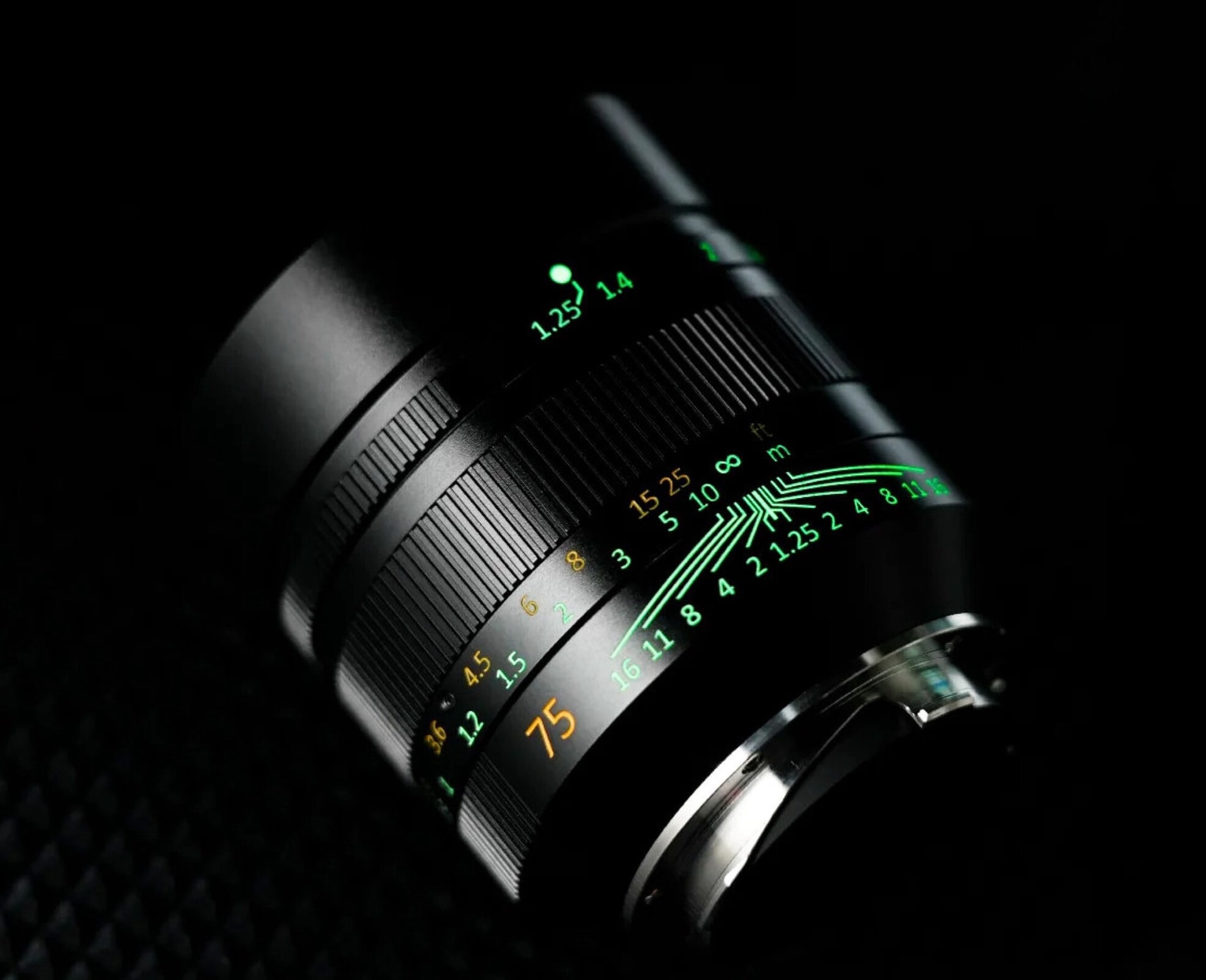Ống kính 7Artisans 75mm f/1.25 II với các vạch chia độ phát sáng trong bóng tối