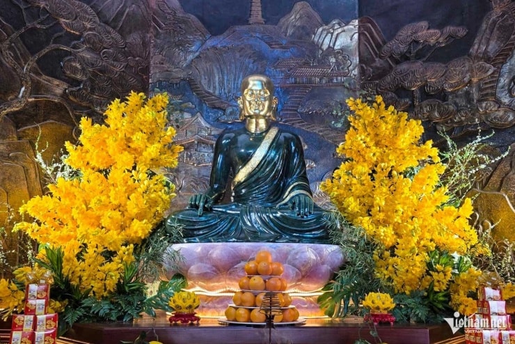 Bảo tháp 13 tầng tại chùa Phúc Sơn, nơi lưu giữ pho tượng Phật hoàng Trần Nhân Tông bằng ngọc bích.