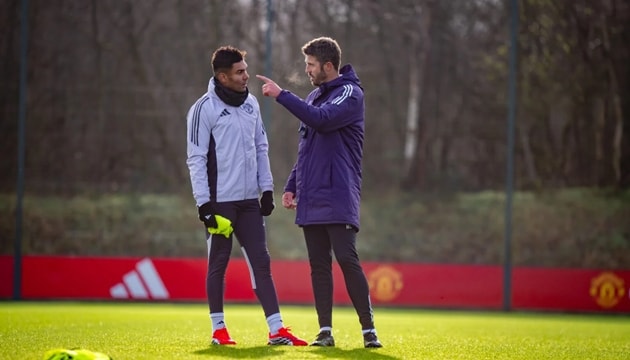 Micheal Carrick trực tiếp trao đổi với Casemiro tại Carrington